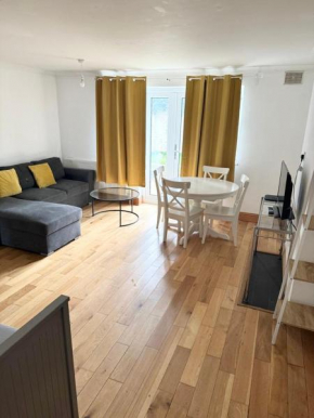 Beautiful 2 bedroom garden flat w/ free parking, Surbiton